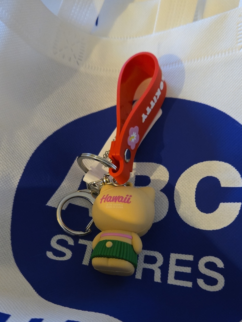 Hawaii Exclusive Brown Hello Kitty Hula Charm Keychain - Red Pink Greenawa - Picture 2 of 2
